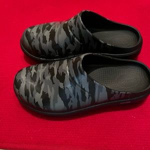Oofos Womens size 8/mens 6 camo